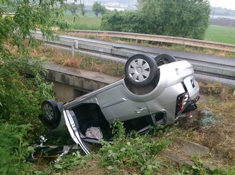 idi u Sentic pevrátil auto na stechu (26. 5. 2015).