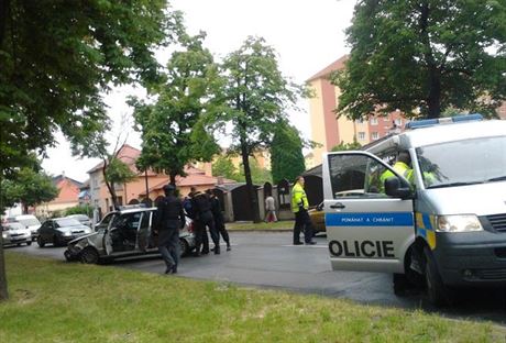 Policie mue zadrela po honice v Brnnské ulici. (22. kvtna 2015)