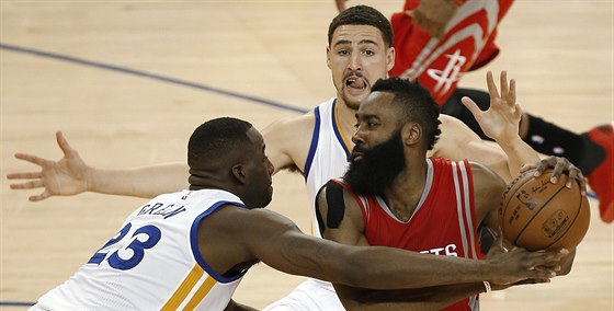 James Harden bojuje s pesilou. Zleva na nj dotírá Draymond Green, za ním...