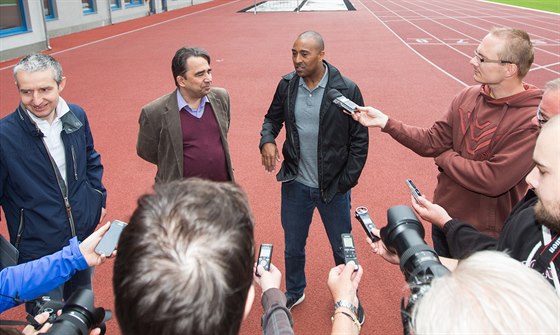 Bývalý svtový rekordman v bhu na 110 m pekáek Colin Jackson (vzadu...