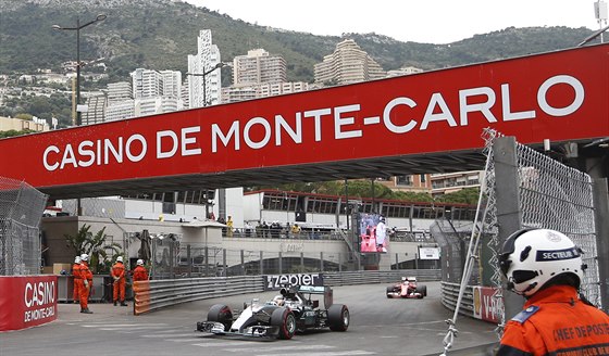 Lewis Hamilton si jede pro vítzství v kvalifikaci na Velkou cenu Monaka.