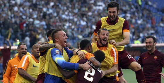 ÍLENÁ RADOST. Fotbalisté AS ím slaví branku v derby s Laziem.