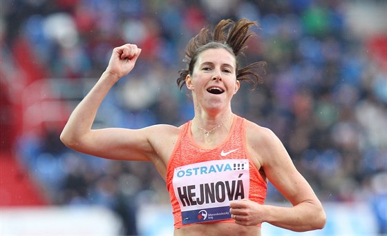 Zuzana Hejnová  se raduje, na Zlaté trete vyhrála 400 m pekáek.