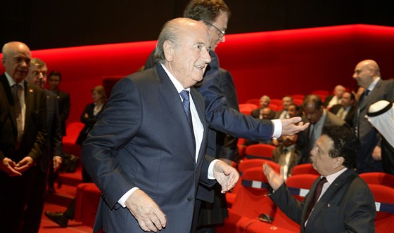 V DOBRÉ NÁLAD. Sepp Blatter pichází na kongres FIFA.