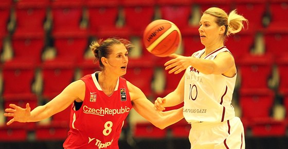 Mezinárodní basketbalový turnaj v Karlových Varech. Ilona Burgrová (vlevo) se...
