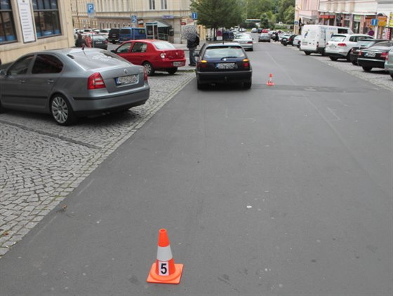 Auto srazilo v centru Karlových Var chodce. Ten skonil v nemocnici.