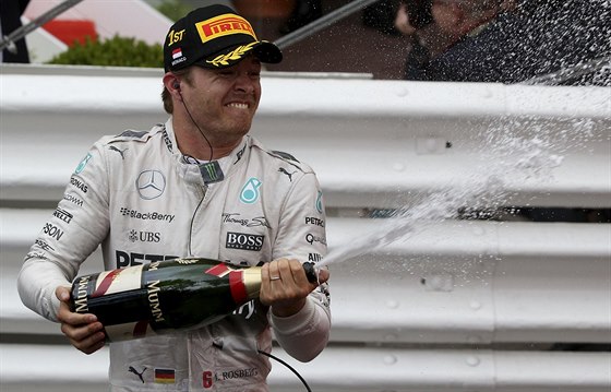 Nico Rosberg slaví vítzství ve Velké cen Monaka.