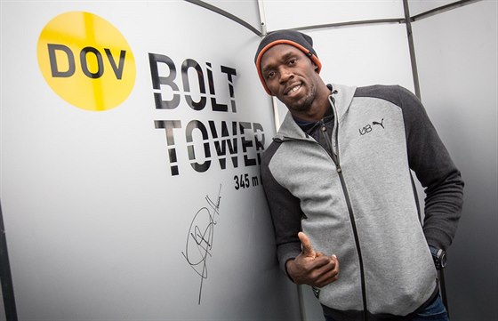 Usain Bolt na prohlídce Dolní oblasti Vítkovice, bhem ní poktil nástavbu...