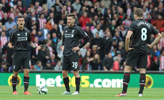 Fotbalisté Liverpoolu v závreném kole anglické ligy schytali debakl na hiti...