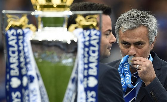 Jose Mourinho, trenér Chelsea, s medailí a mistrovským pohárem.