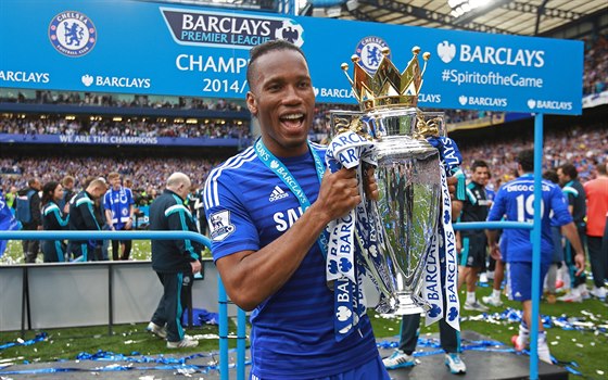 Didier Drogba s mistrovským pohárem pi oslavách titulu Chelsea.