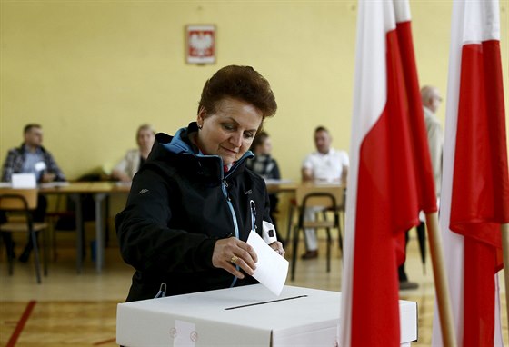ena z polského Krakowa odevzdává svj hlas. Poláci v druhém kole vybírají...