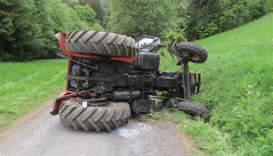 idi vypadl z traktoru levými dvemi ven a kabina ho pimákla.