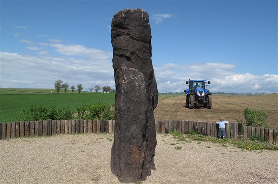 Nejvyí a turisty nejvyhledávanjí eský menhir je Zkamenlý pastý v...