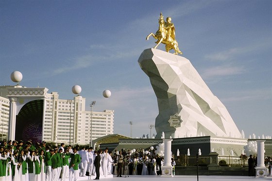 V Turkmenistánu odhalili zlatou sochu prezidenta Gurbanguliho Berdymuhamedova....