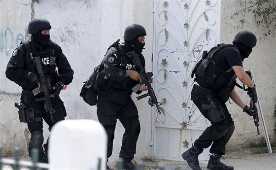 Tuniský voják v kasárnách zabil sedm koleg a deset dalích zranil (25. kvtna...