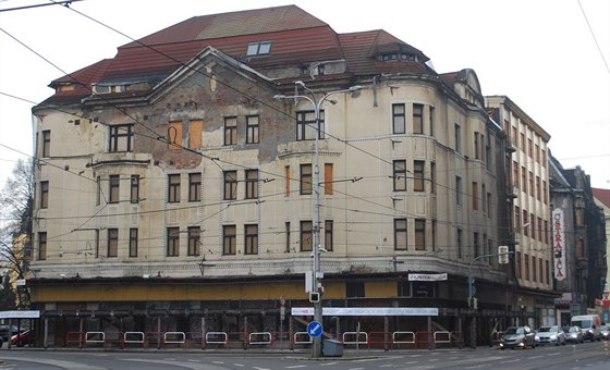 Práv tento dm z komplexu tí budov Ostravica-Textilia je v nejhorím stavu. Vylouena není ani demolice.