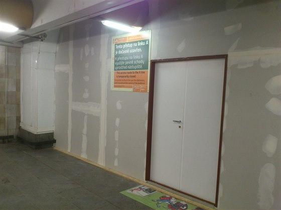 Pestup na ve stanici metra Mstek komplikuje stavba bezbariérového výtahu.