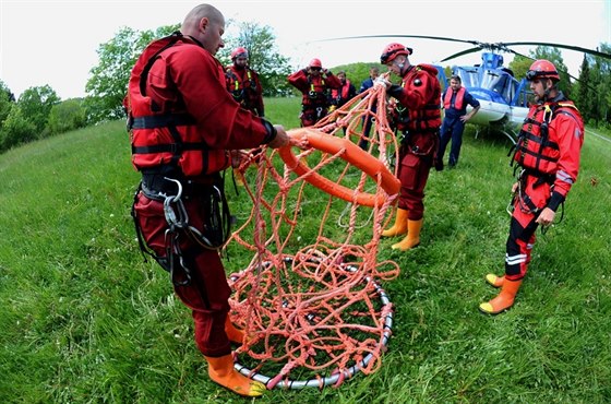 Pratí hasii cviili spolen s posádkou policejního vrtulníku Bell 412 a...