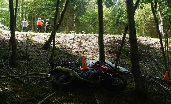 Motorká vyvázl jen s lehkým zranním, ale spolujezdkyn nehodu nepeila.