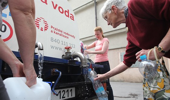 Voda v Praze-Dejvicích není pitná. Obyvatelé mou vyuít pistavené cisterny v...