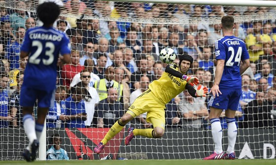 Petr ech z Chelsea chytá stelu jednoho z hrá Sunderland. Moná za Chelsea...