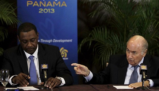 Prezident Mezinárodní fotbalové federace FIFA Joseph "Sepp" Blatter (vpravo) a...