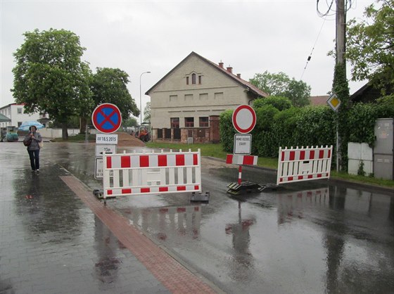 idii v Nemoicích dojedou jen k této zátarase. Dále je znaení nepustí.