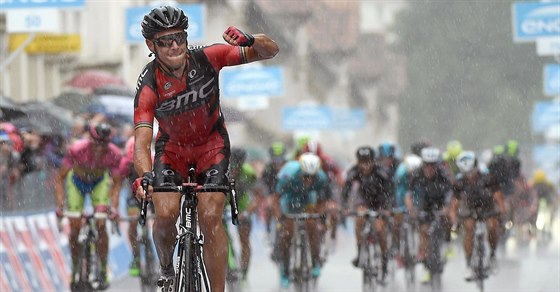 Philippe Gilbert slaví jasné vítzství ve finii dvanácté etapy Gira.