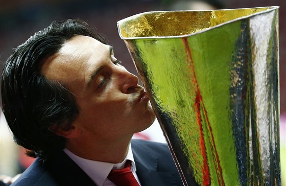 Unai Emery, trenér Sevilly, s pohárem pro vítze Evropské ligy