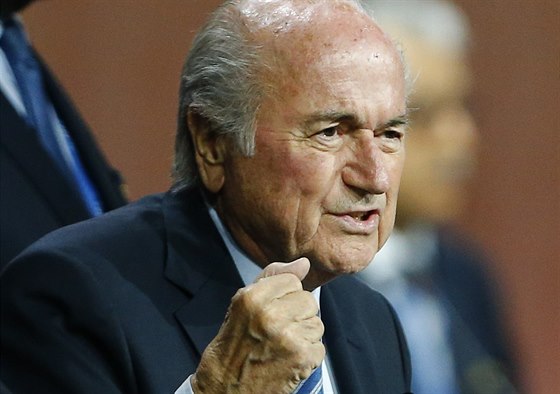 VÍTĚZNÉ GESTO. Sepp Blatter se raduje z vítězství v prezidentských volbách FIFA.