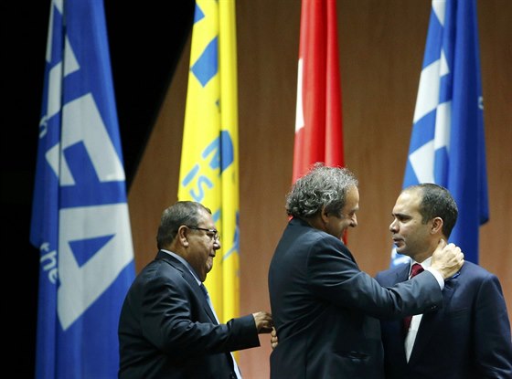 Michel Platini (uprosted) a jordánský princ Alí bin Husajn (vpravo) 