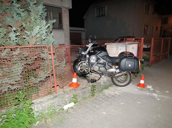 idi motorky, který vezl estiletého chlapce, narazil v Pedmicích u Hradce...