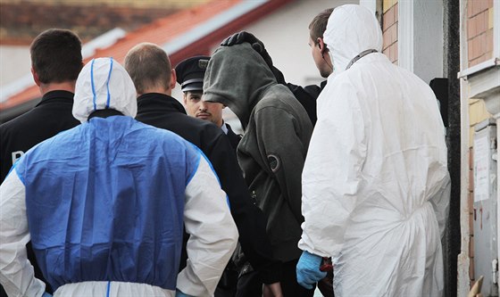 Policisté vedou Vlastislava A. z ubytovny, kde ho zatkli krátce po vrad.