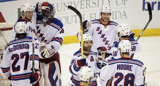 Hokejisté New York Rangers se radují z výhry na led Tampy Bay.