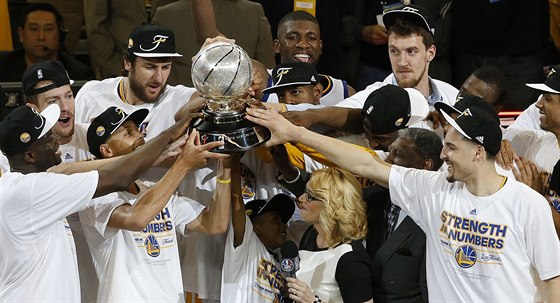 Basketbalisté Golden State pózují s trofejí pro vítze Západní konference NBA.