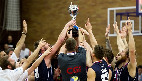 Basketbalisté Dína slaví stíbro.