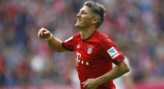 Bastian Schweinsteiger z Bayernu Mnichov slaví gól do sít Mohue.