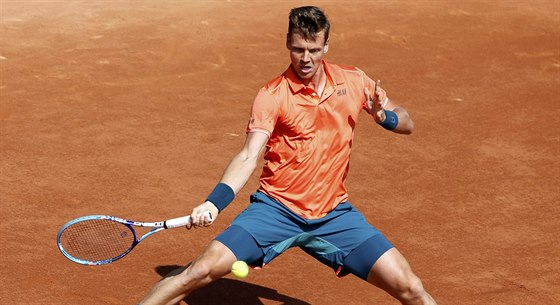 Tomá Berdych bhem souboje v 2. kole Roland Garros proti Radku tpánkovi