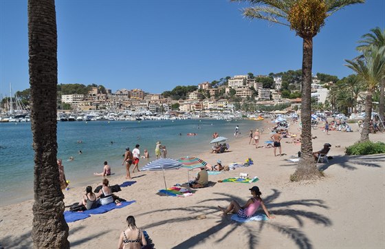 Plá v pístavu Port de Sóller na Mallorce, jediná písená plá na západ...