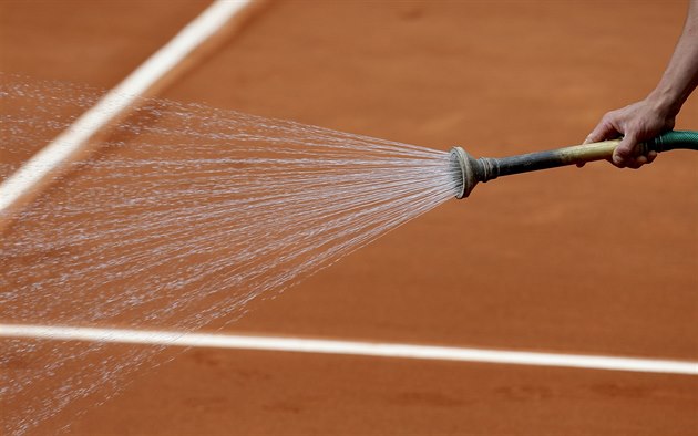 KROPENÍ. Na antukovém grandslamu Roland Garros se musí kurt pravideln zalévat...