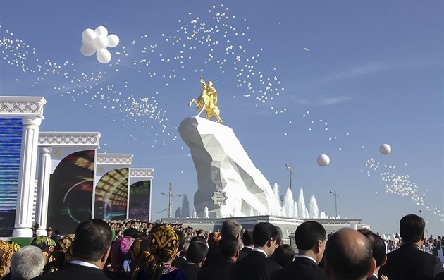 Cestovat se vám zachtělo? Sežeňte si garanta, nařídil Turkmenistán občanům