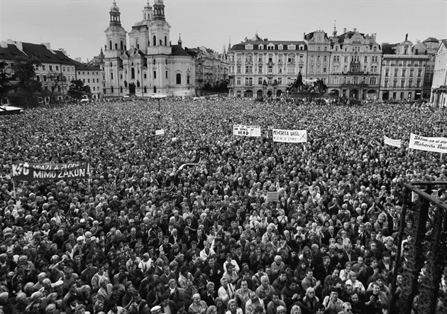 Ohromná manifestace na Staroměstském náměstí v prosinci 1989. Byly to...