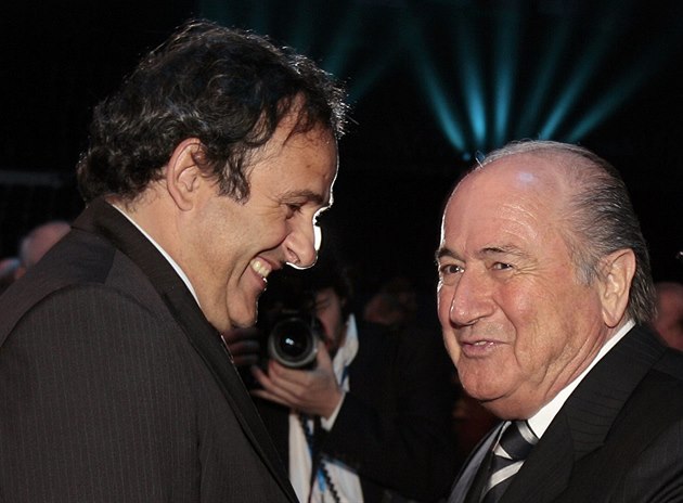 Někdejší fotbaloví šéfové Blatter a Platini byli soudem zproštěni obvinění