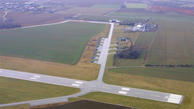 Letecký pohled na část areálu letiště v Bochoři, které leží poblíž Přerova.