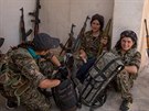 Kurdské bojovnice nedaleko města al Tamr (21. května 2015)