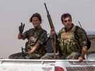Kurdští bojovníci nedaleko města al Tamr (21. května 2015)