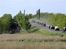 Konvoj neoznaených vojenských vozidel u ruského msta Matvjev Kurgan nedaleko...