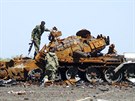 Bojovníci Doncké lidové republiky zkoumají trosky ukrajinského tanku u...