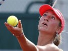 Denisa Allertova se soustedí na podání v utkání 1. kola Roland Garros.
